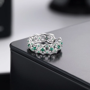 Elegant S925 sterling silver open ring with emerald green zircon and hollow vintage pattern