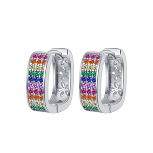 Boucles d'oreilles créoles S925 argent avec cinq rangées de pavés arc-en-ciel