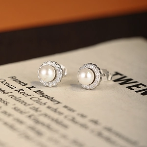 Elegante S925 Silber Süßwasserperlen Ohrstecker mit funkelndem Zirkonia Kranz im Vintage Stil