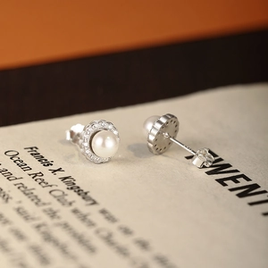 Elegante 925 Sterling Silber Ohrstecker mit runden Süßwasserperlen und Zirkonia Halo