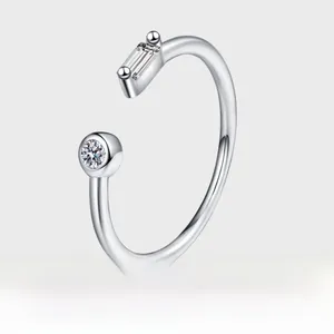 Détails de la bague en argent S925 avec zircons rectangulaires et ronds brillants