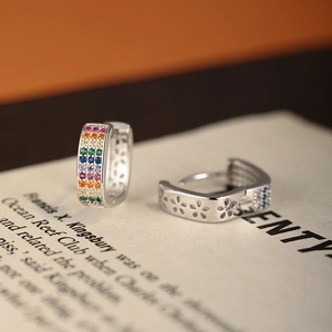 Créoles en argent 925 arc-en-ciel avec pierres colorées et motifs floraux évidés