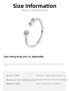 Détail de la bague ajustable en argent S925 avec zircons et design géométrique