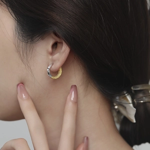 Unique S925 sterling silver Mobius hoop earrings with two-tone gold carving design on model