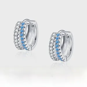 Détail de boucles d'oreilles créoles en argent S925 avec zircons bleus et blancs