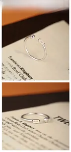 Détail d'une bague ouverte en argent S925 avec zircons ronds et rectangulaires