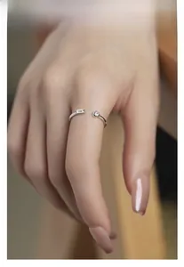 Détail d'une bague en argent S925 avec oxydes de zirconium rectangulaires et ronds