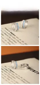 Vue détaillée des créoles en argent sterling S925 avec zircons bleus et blancs