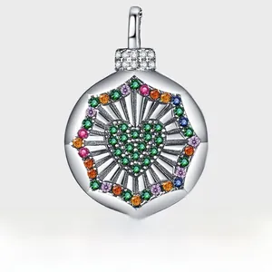 Gros plan du pendentif en argent S925 avec cœur vert et accents de zircons colorés