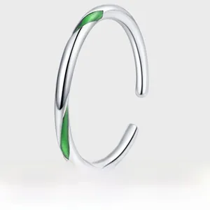 Dettaglio anello in argento S925 con smalto verde e marchio S925 ben visibile