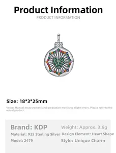 Détail du pendentif rond en argent S925 avec cœur en zircon et motif rétro ajouré