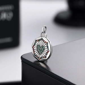 Pendentif rond en argent S925 vintage avec cœur en zircon coloré sur support noir