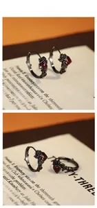 Détails des boucles d'oreilles rose épine en argent S925 avec gemmes rouges et noir