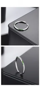 Dettaglio anello Mobius in argento S925 con smalto verde e apertura regolabile da donna