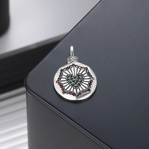 Pendentif en argent S925 avec zircons multicolores et cœur vert au style bohème vintage