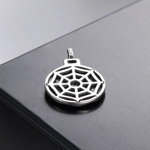 Vue macro détaillée du pendentif toile d'araignée en argent S925 avec finition vintage