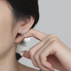 Élégantes créoles en argent S925 avec double rangée de zircons bleus et blancs brillants
