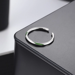 Anello Mobius minimalista in argento sterling S925 con smalto verde in scatola nera