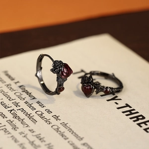 Boucles d'oreilles rose en argent S925 gothiques avec placage noir et cristaux