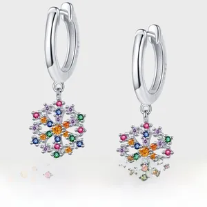 Gros plan de boucles d'oreilles flocon en argent S925 avec zircons colorés incrustés