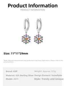 Vue détaillée de boucles d'oreilles flocon 3D en argent S925 et zircons colorés