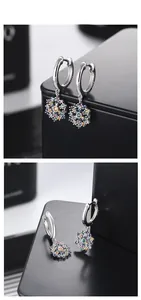 Détail de boucles d'oreilles flocon en argent S925 avec zircons multicolores