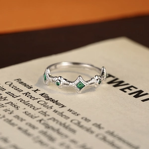 S925 sterling silver emerald ring with zircon square design and baroque vine patterns