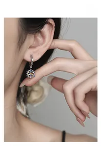 Détail macro de boucles d'oreilles flocon de neige en argent S925 avec zircons colorés