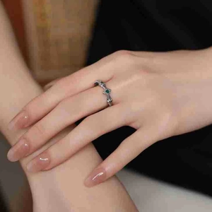 Retro S925 silver ring with emerald gemstones and intricate leaf engraving on the band