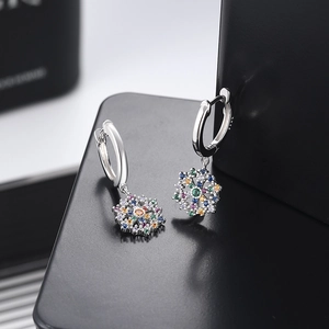 Boucles d'oreilles flocon en argent S925 ajouré 3D avec des zircons multicolores