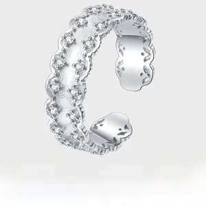 Makroaufnahme von S925 Sterlingsilber Spitzenring mit zarten funkelnden Kristallen