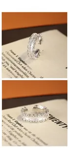 Nahaufnahme des S925 Sterlingsilber Spitzenrings mit Mattierung und Kristalldetails