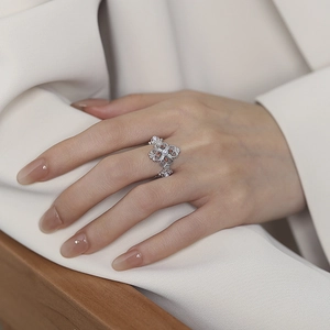 S925 sterling silver clover ring with hollow heart design and a centered pearl inlay