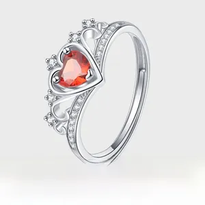 Detailansicht des S925 Silber Kronenrings mit Herz-Rotzirkon und kleinen weißen Diamanten