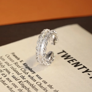 S925 Sterling Silber Ring mit gebürsteter Wellenspitze und Zirkonia Akzenten