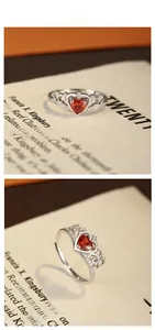 Detailansicht Kronenring mit rotem Herz-Edelstein und silbernen Diamantakzenten im Pavé
