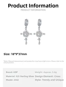 Vue détaillée des boucles d'oreilles croix en argent S925 avec perles et motifs rétro