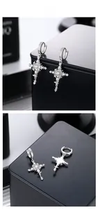 Vue détaillée des boucles d'oreilles croix en argent S925 avec perles et zircon