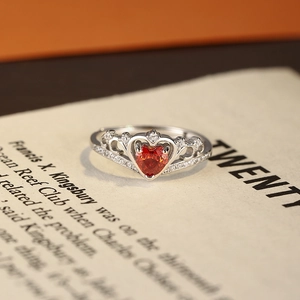Eleganter S925 Sterlingsilber Kronenring mit einem funkelnden roten Herz-Zirkonia Stein