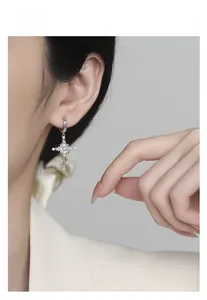Gros plan de boucles d'oreilles vintage en argent S925 avec perles sur le mannequin