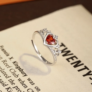 S925 Sterlingsilber Kronenring mit herzförmigem rotem Zirkon und Diamantakzenten