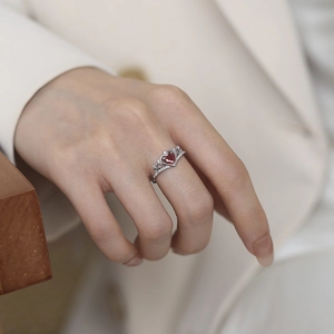 S925 Silber Kronenring für Damen mit herzförmigem rotem Zirkon und funkelnden Akzenten