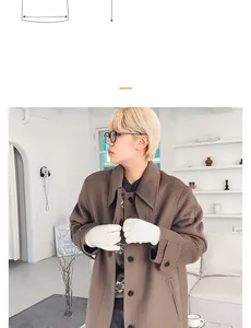 Détail de gants en tricot chauds avec manteau en laine marron et lunettes à monture noire