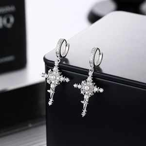 Boucles d'oreilles croix en argent S925 avec perles blanches et accents de cristaux