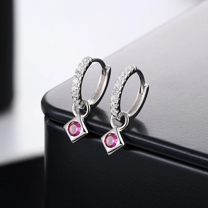 Elegantes pendientes de aro de plata S925 con colgante de circón rojo y micro diamantes blancos