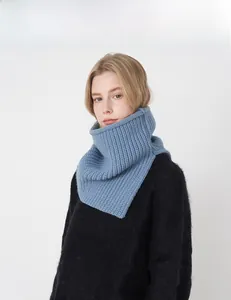 Detail eines blauen Strick-Halswärmers mit elastischer Rippstruktur für wohlige Winterwärme