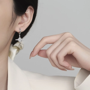 Boucles d'oreilles croix vintage en argent S925 avec perles et diamants sur modèle