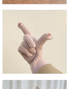 Détail de gants tricotés roses avec ouvertures pour le pouce et l'index tactiles