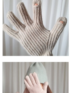 Détails des gants sans doigts en tricot côtelé et du bonnet aux tons chauds