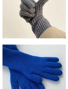 Détail de la texture en maille côtelée des gants d'hiver gris et bleu roi